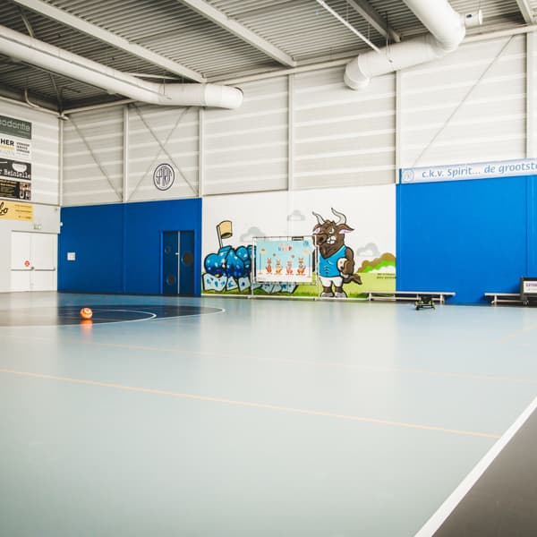 De zaal van sporthal De Voorde, met het Spirit-logo op de wand